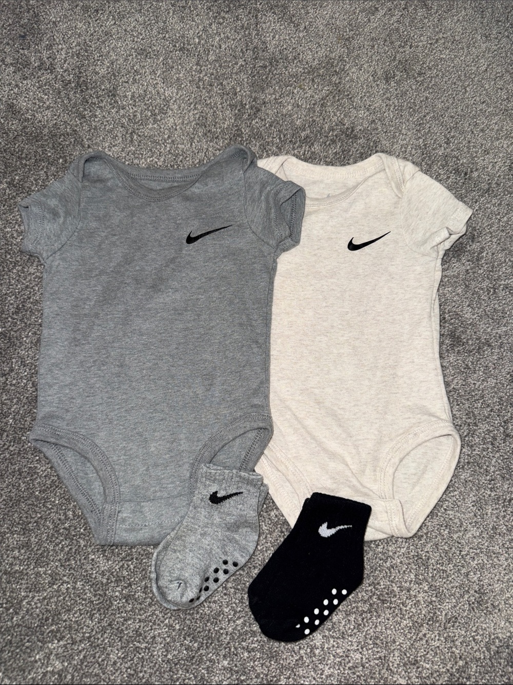 Nike Baby Short-Sleeve One-Piece Bodysuits — Gray & Cream (2-Pack) w socks